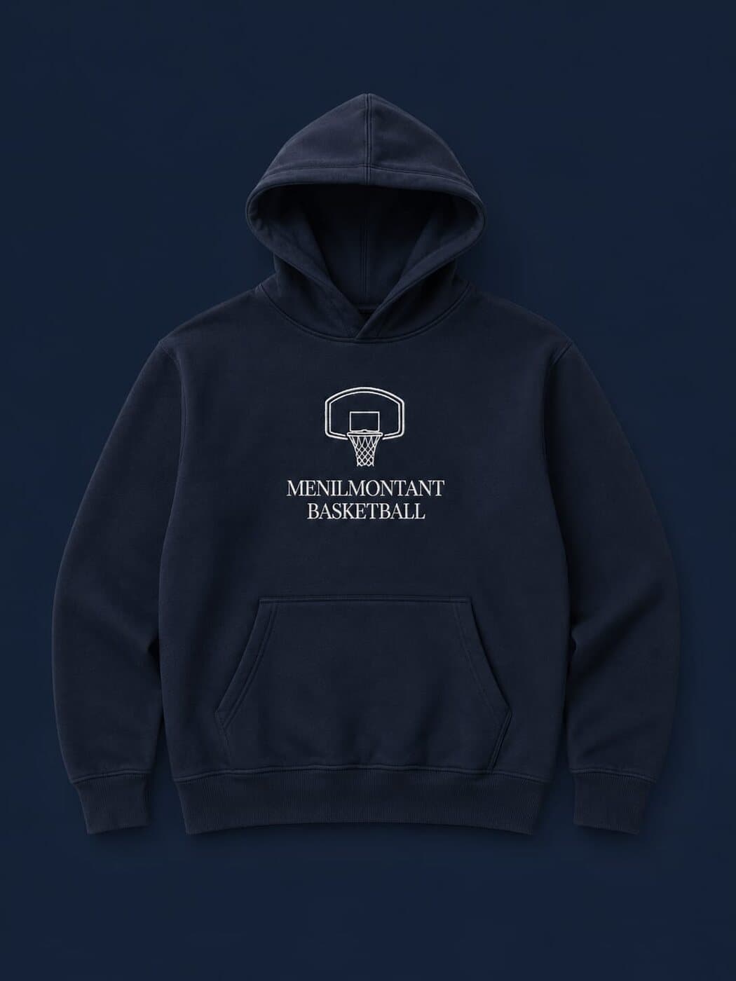 Hoodie marine, face avant avec le logo panneau brodé en blanc