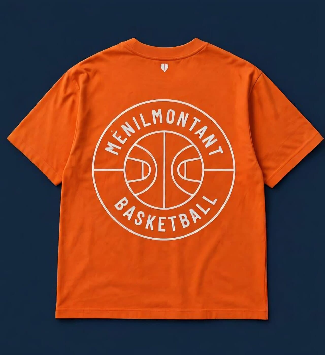 T-shirt orange, écusson Ménilmontant Basketball au dos