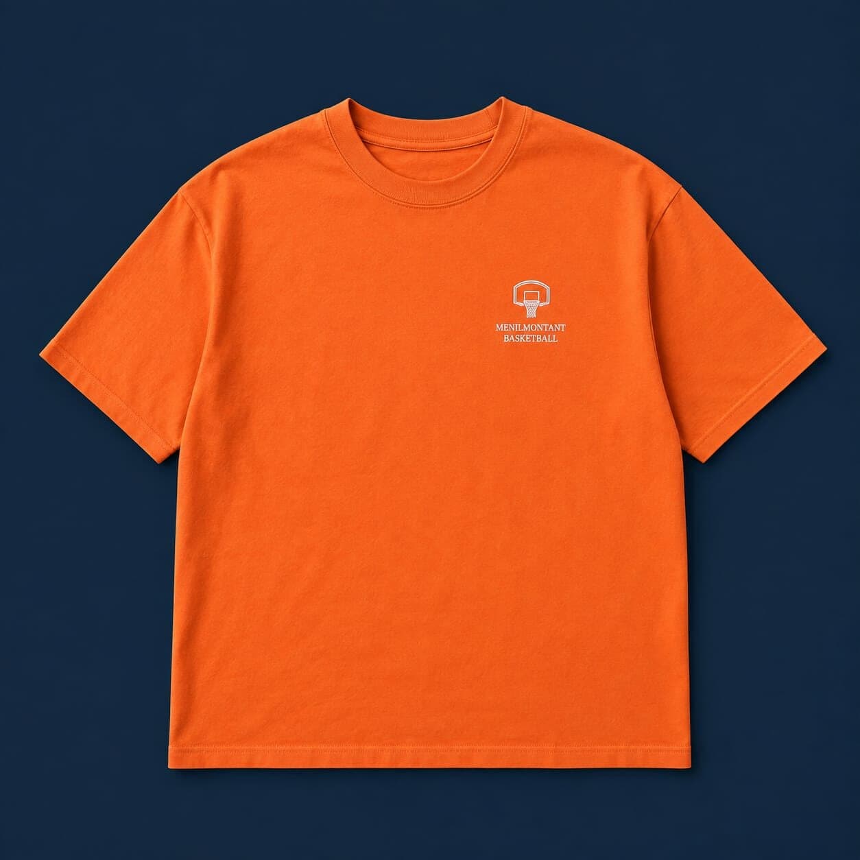 T-shirt orange, face avant avec le logo panneau sur le cœur