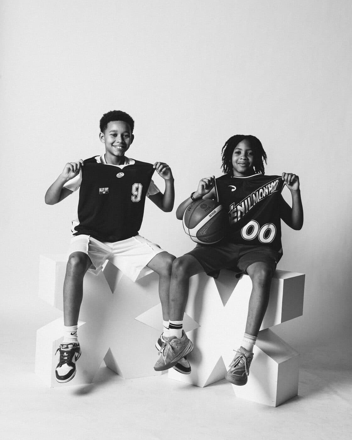 Deux jeunes joueurs avec leur maillot