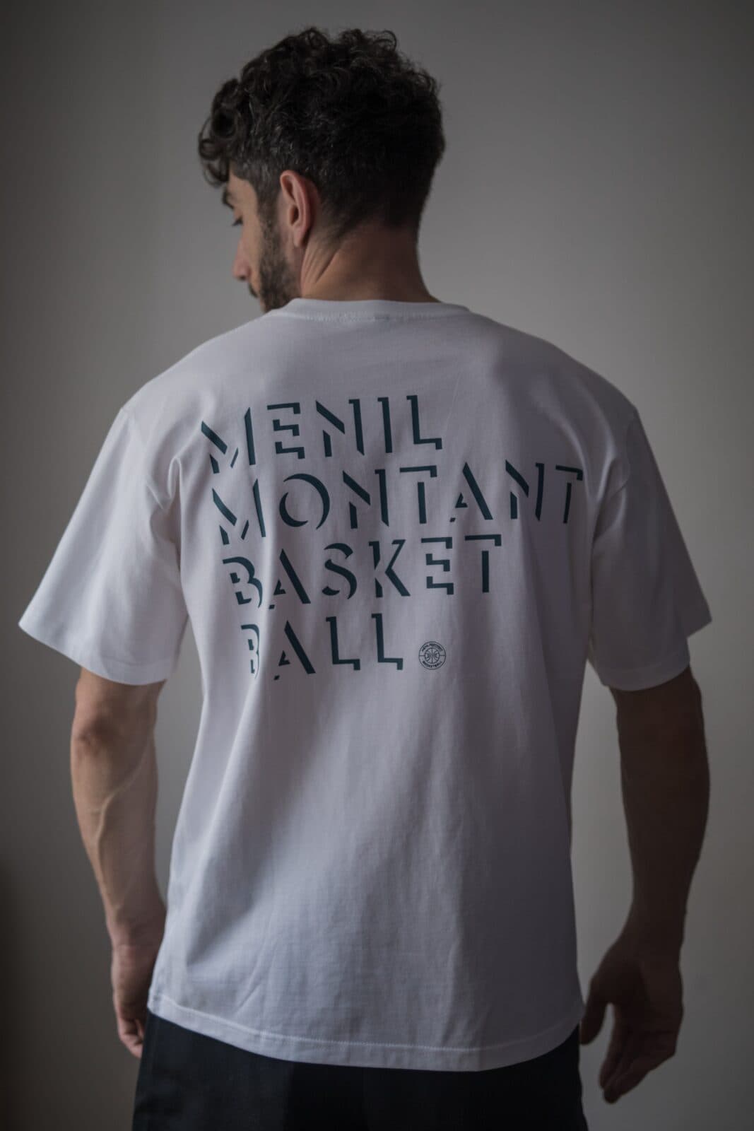 T-shirt blanc, lettrage Ménilmontant Basketball au dos
