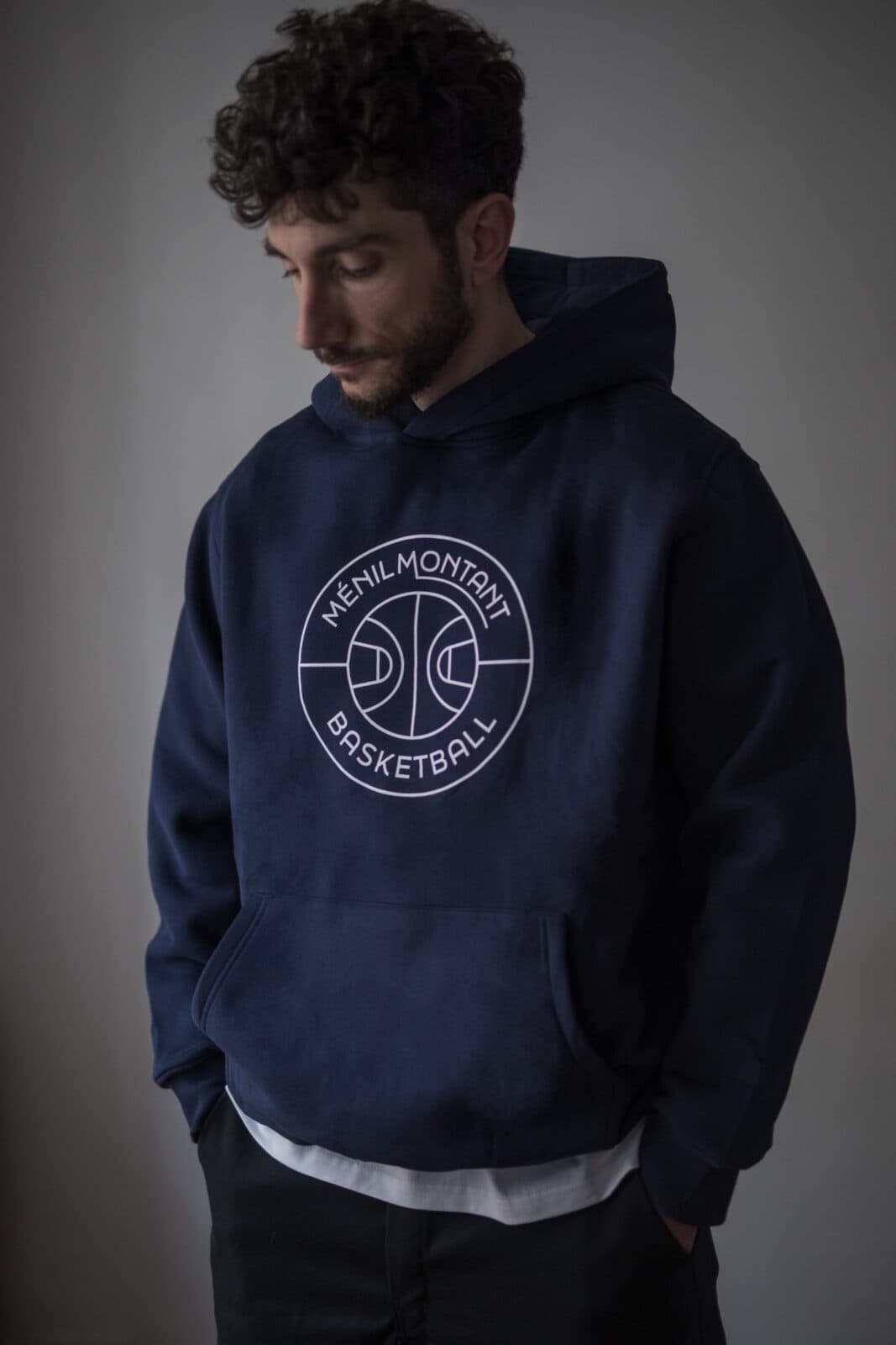 Hoodie marine à écusson blanc sérigraphié