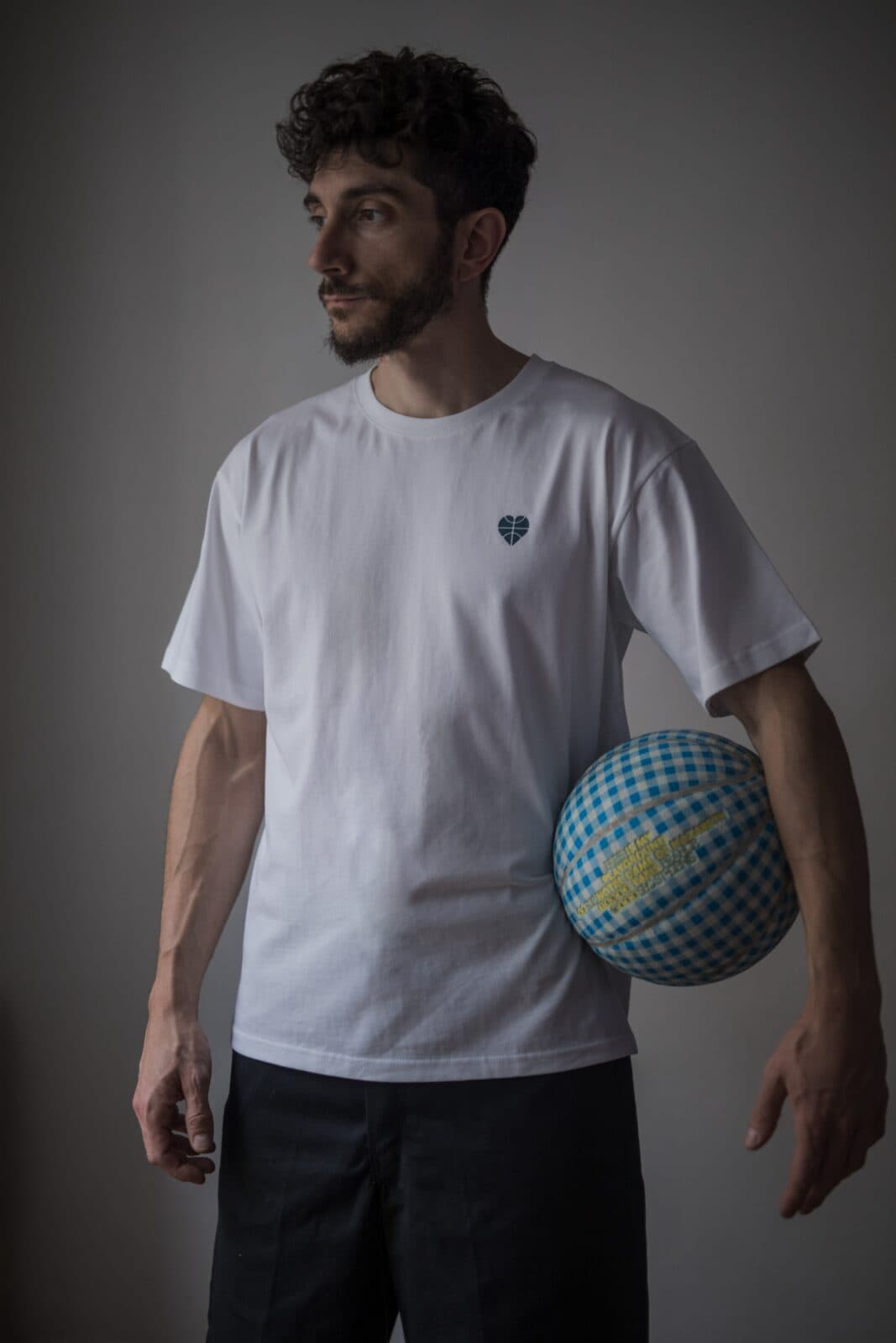 T-shirt blanc avec le cœur-ballon sur la poitrine